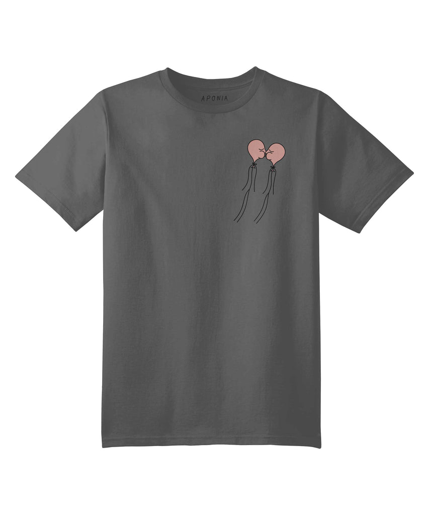 A kiss tshirt in gray color with the graphic of two balloons kissing in the sky, Aponia store 